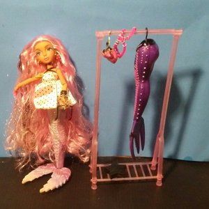 Mermaze Mermaidz Fashion Fins doll with accessories